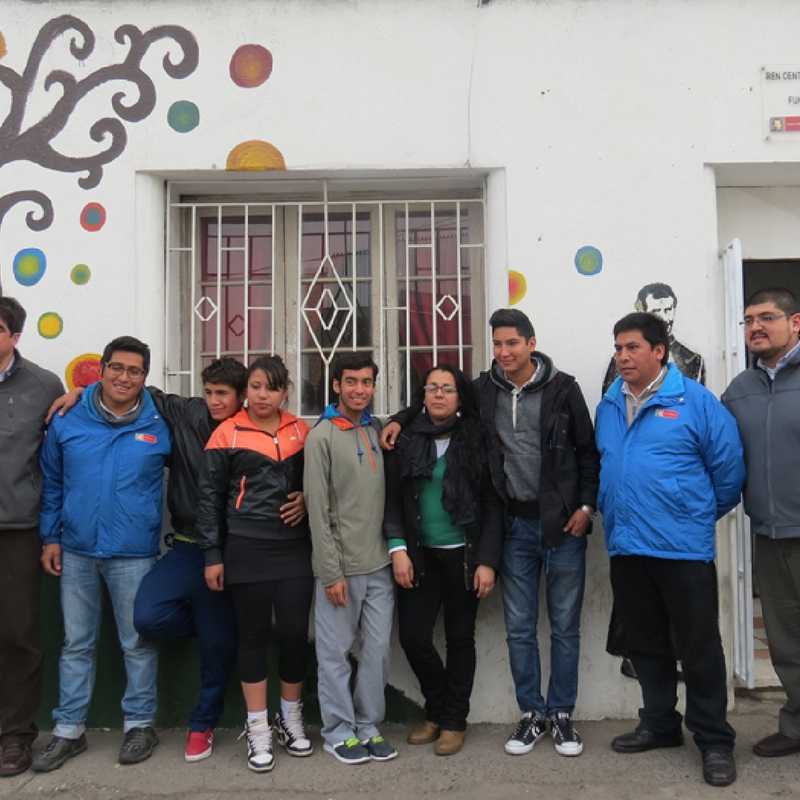 Jugendliche vor der Einrichtung in Santiago de Chile